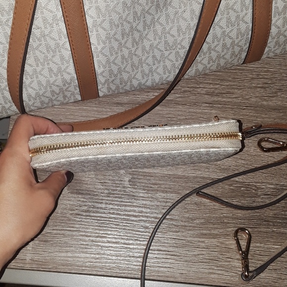 Michael Kors Vanilla + Tan Tote w/ wallet - Picture 5 of 8